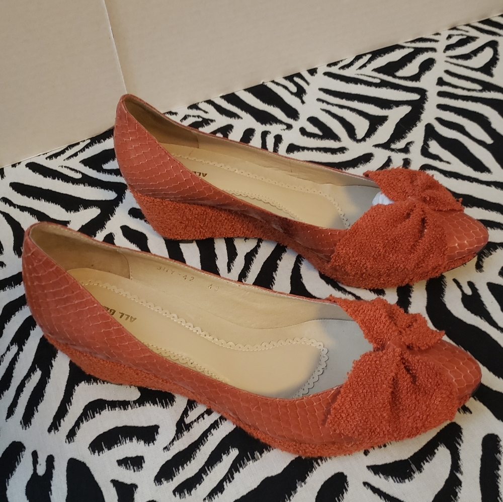 NWOT All Black Red/Orange Wedge Pump w/Front Bow